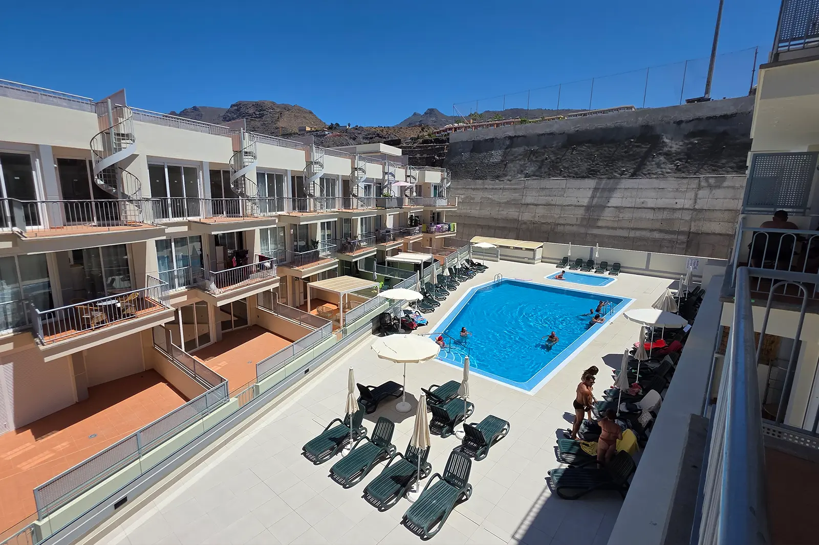 Blick aus dem Apartment auf die Poolanlage