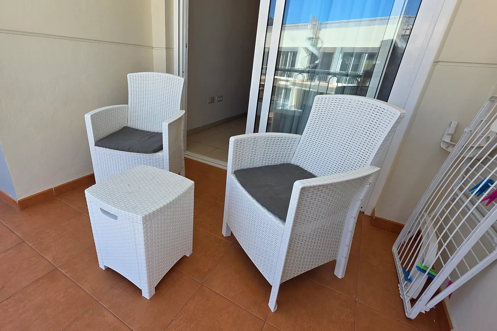 Privater Balkon mit Blick auf die Poolanlage
