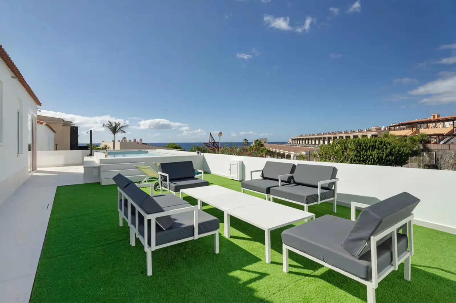 Terrasse aus weiterem Winkel mit Meerblick