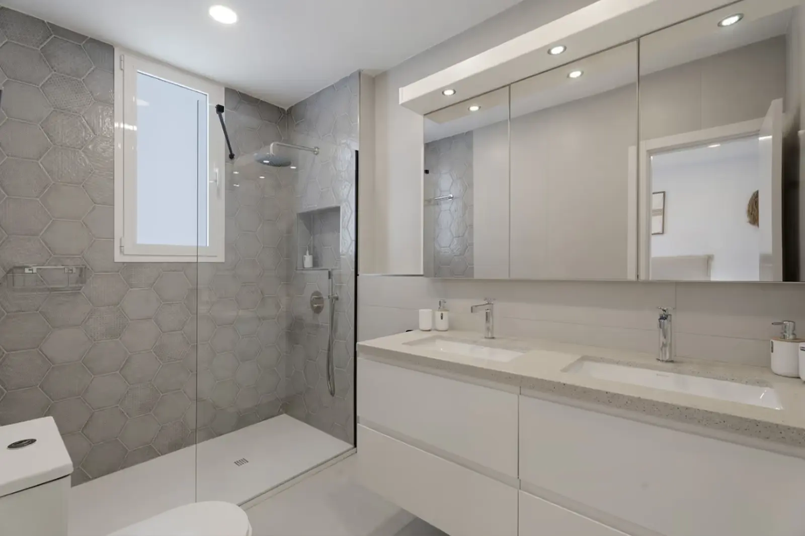 Bad en suite mit großer Dusche