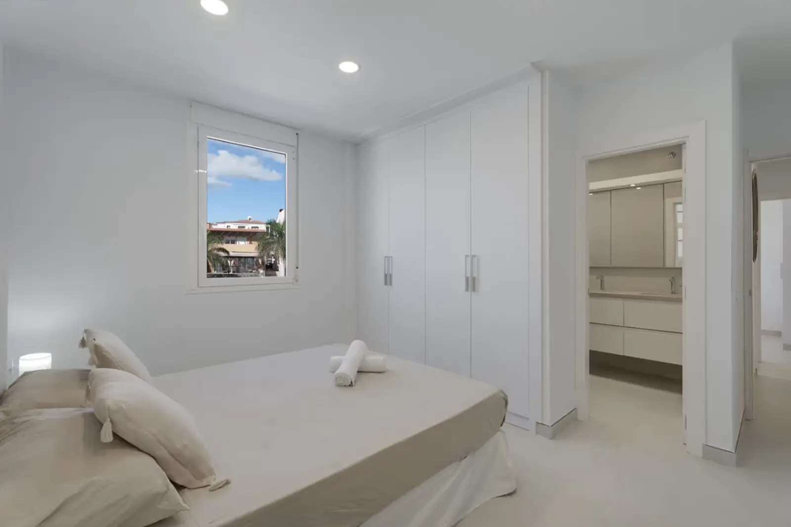 Schlafzimmer 1 mit Bad en suite und Einbauschrank