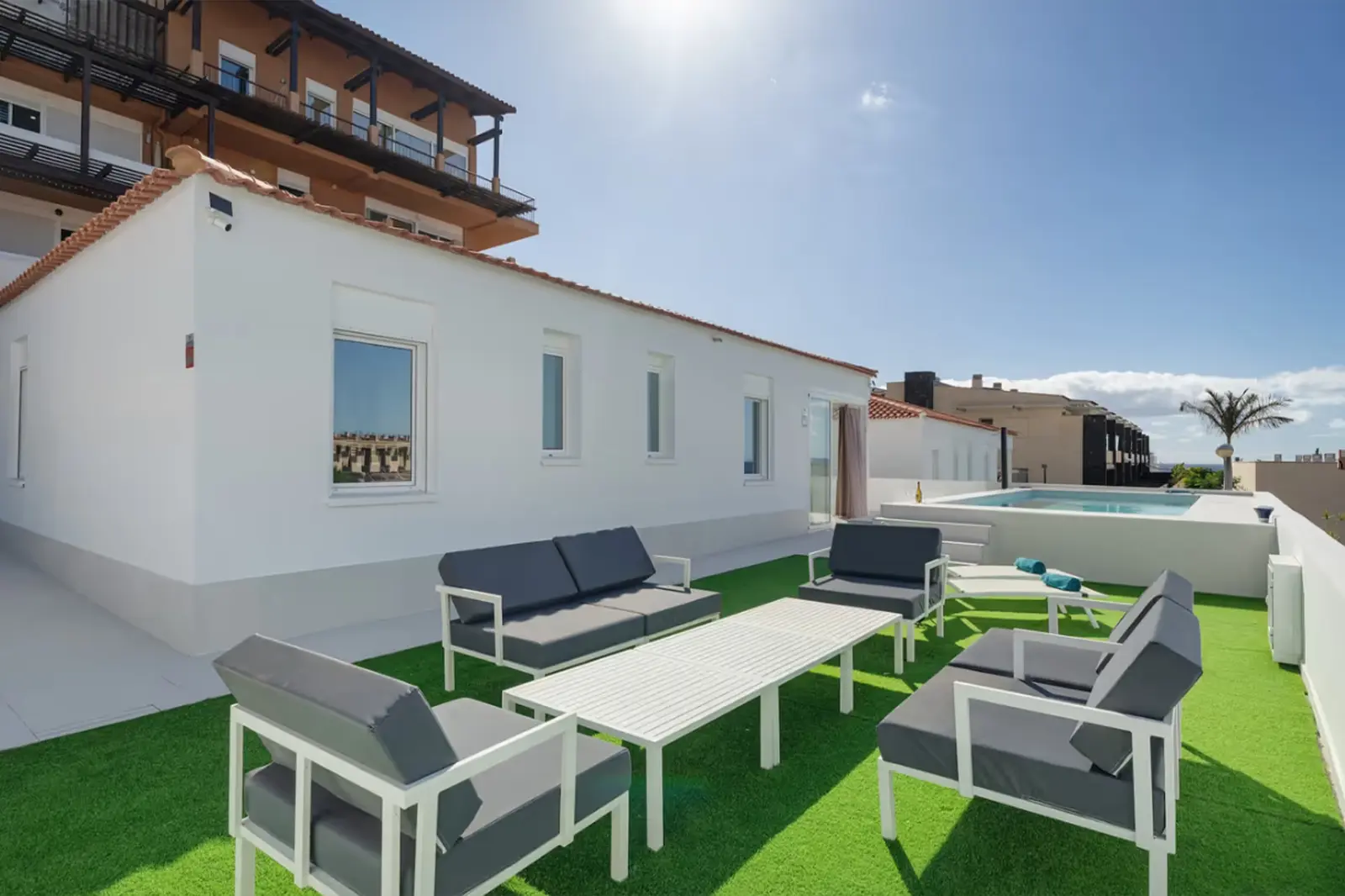 Sonnenterrasse mit Lounge, Pool und Meerblick
