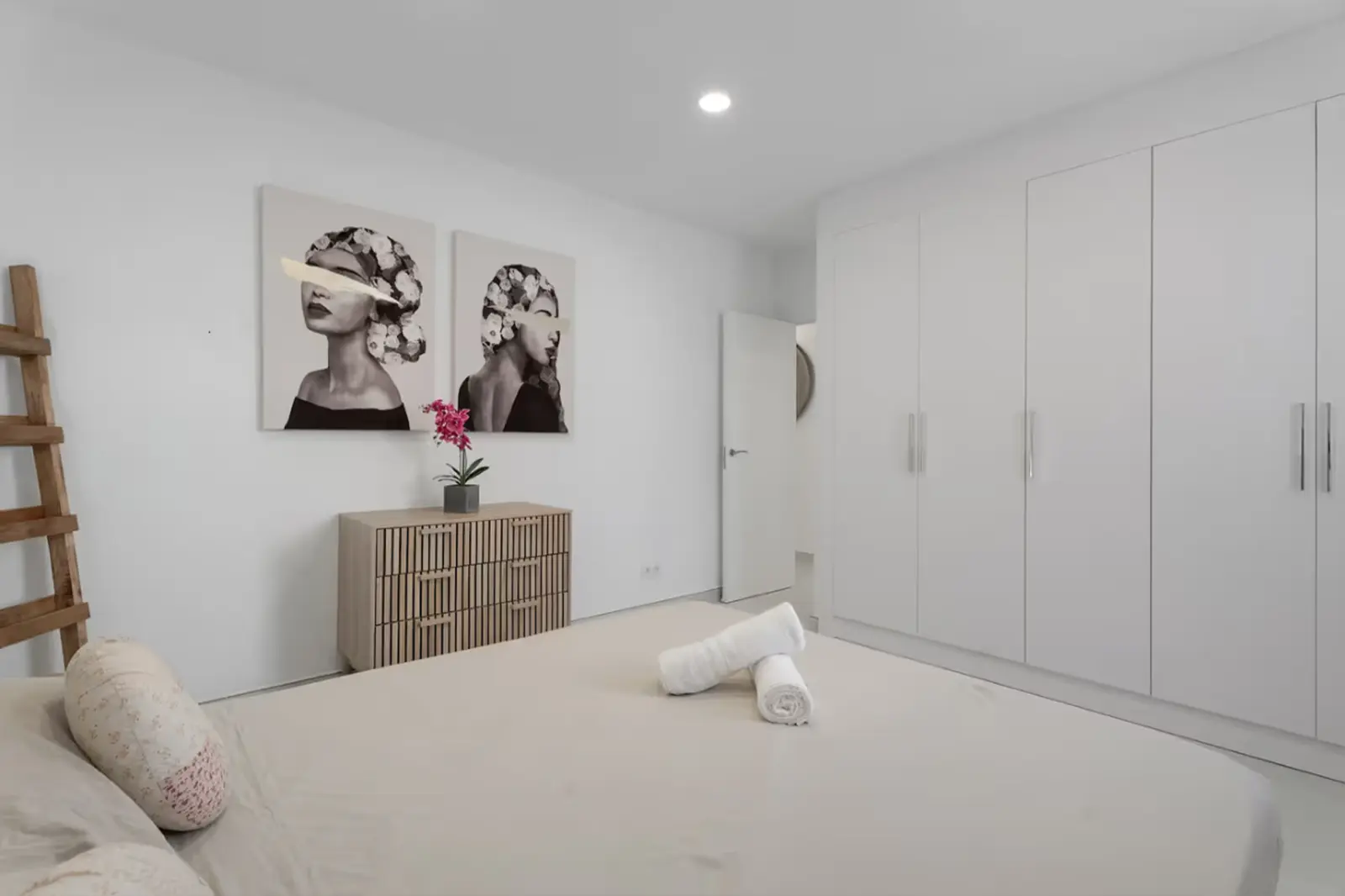Schlafzimmer 2 aus anderem Winkel mit Einbauschrank