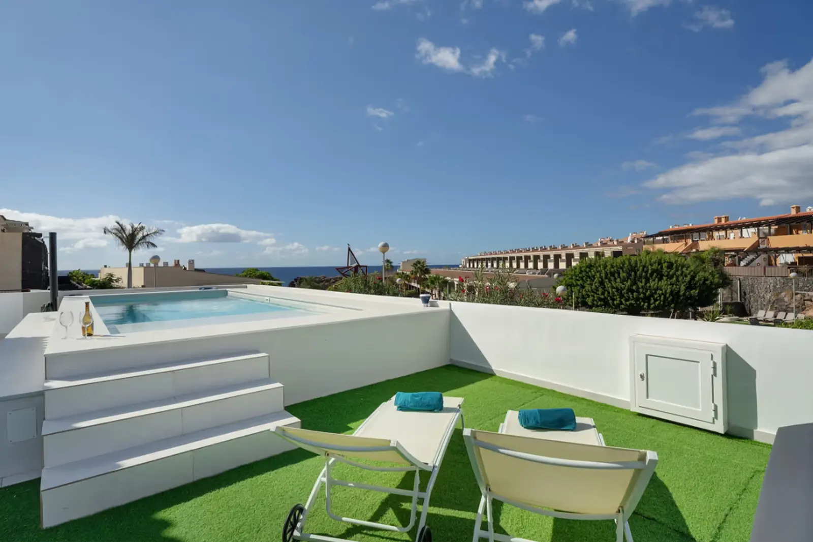 Terrassenblick mit Pool und Meerblick der Villa Amarilla Golf