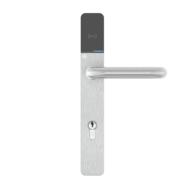 Moderne metalen deurgreep met een digitaal kaartleessysteem en een sleutelgat onderaan.