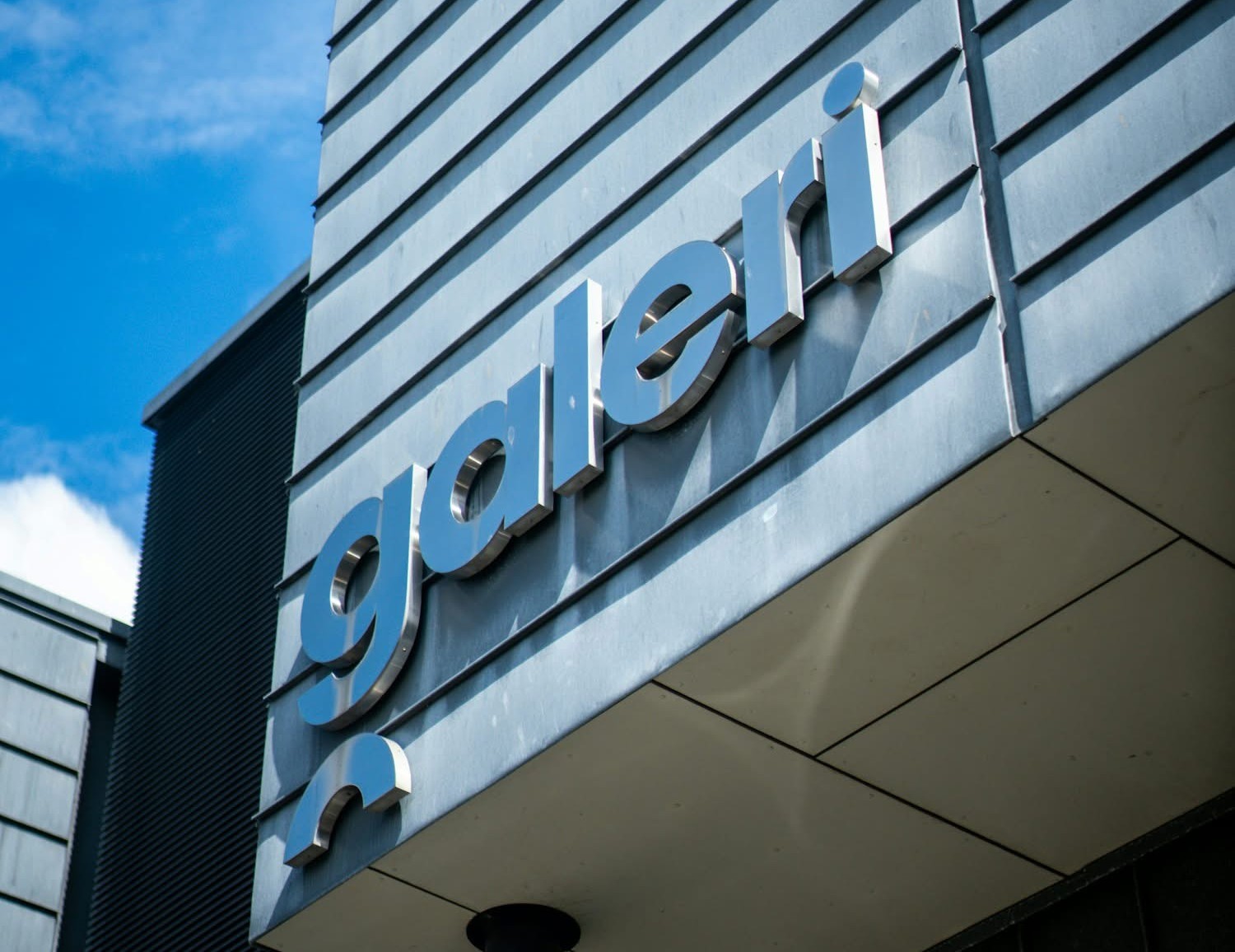 Galeri logo on front of building