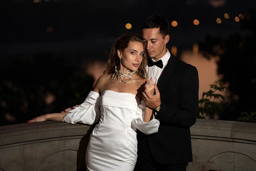 Par pozira u večernjoj atmosferi uz toplo svetlo – romantična wedding fotografija – Fotograf Mihajlo – Niš