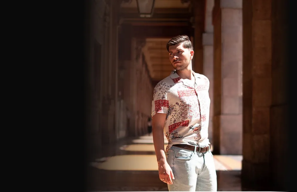 Muški modni portret u istorijskoj arhitekturi – elegantna editorial fotografija – Fotograf Mihajlo