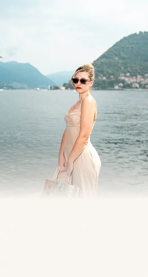 Žena u beloj haljini pozira ispred svetlog zdanja – fashion portret – Fotograf Mihajlo