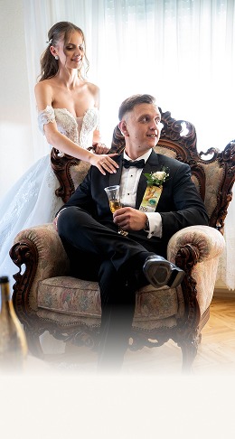 Par pozira u elegantnoj dnevnoj sobi – porodični lifestyle portret – Fotograf Mihajlo - Niš