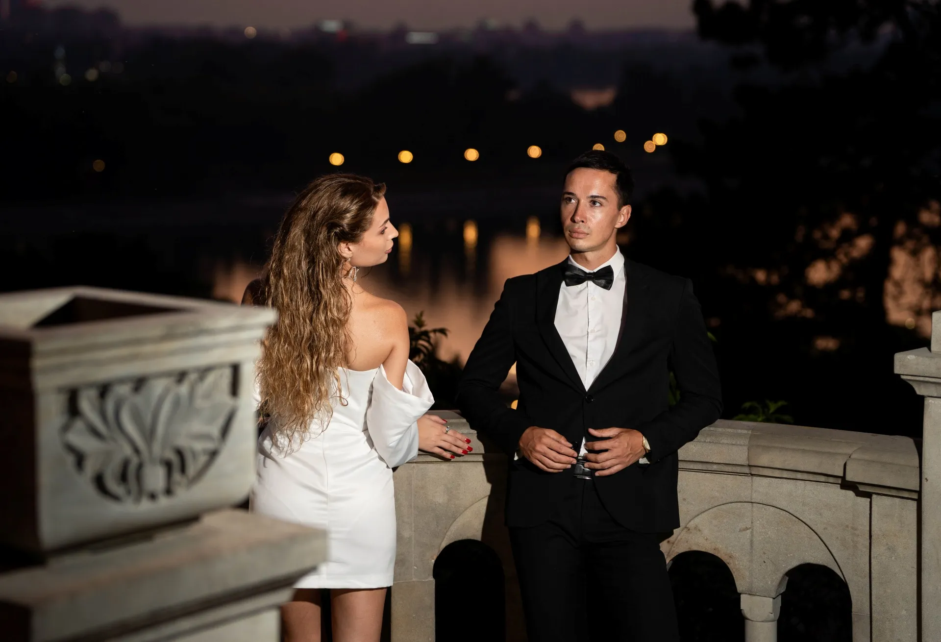 Mladenci poziraju uz balustradu u večernjim tonovima – romantična wedding fotografija – Fotograf Mihajlo