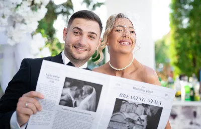 Mladenci se smeju i drže novine nakon ceremonije – kreativan wedding portret – Fotograf Mihajlo – Leskovac