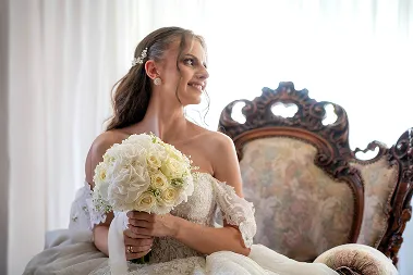 Mlada sa bidermajerom sedeći u vintage stolici – elegantni bridal portret – Fotograf Mihajlo – Leskovac