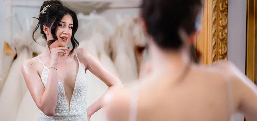 Mlada se smeši dok je prijateljica dodiruje po ramenu – bridal candid trenutak – Fotograf Mihajlo - Leskovac