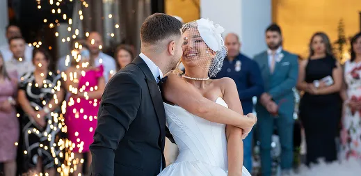 Mladenci plešu među gostima u svečanoj sali – wedding trenutak – Fotograf Mihajlo – Leskovac