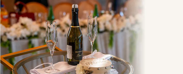 Detalj dekorisanog stola sa šampanjcem i čašama – wedding detalj – Fotograf Mihajlo - Leskovac