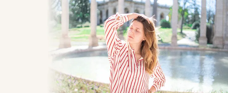 Žena u letnjoj haljini pozira pored fontane – lifestyle portret – Fotograf Mihajlo – Niš