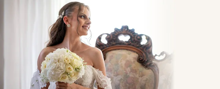 Mlada drži bidermajer sedeći u vintage fotelji – bridal portret – Fotograf Mihajlo - Leskovac