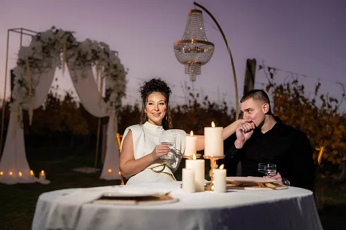 Par večera uz sveće na otvorenom – romantična večernja fotografija – Fotograf Mihajlo – Niš