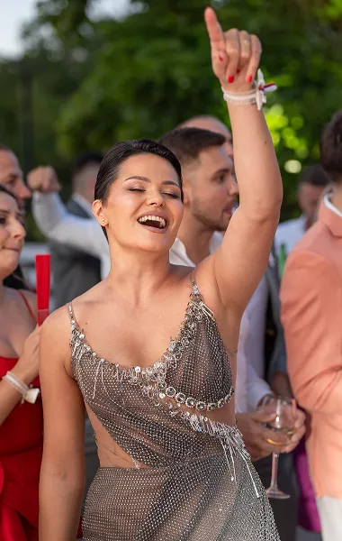 Žena podiže ruku u veselju tokom slavlja – event portret – Fotograf Mihajlo – Niš“