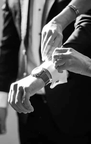 Crno-beli close-up mladoženje dok drži mladu za ruke – emotivni wedding portret – Fotograf Mihajlo – Niš