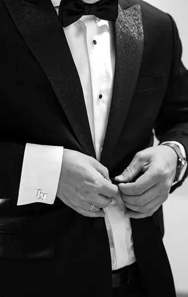 Detalj muškog odela i manžetni – groom preparation fotografija – Fotograf Mihajlo