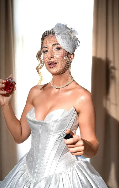 Mlada u venčanici sa lepezom pozira uz prozor – elegantan bridal portret – Fotograf Mihajlo - Leskovac