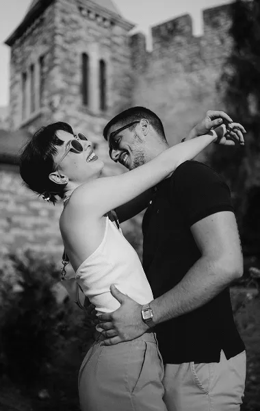 Crno-beli zagrljaj para u prirodi – emotivni artistički portret – Fotograf Mihajlo - Niš