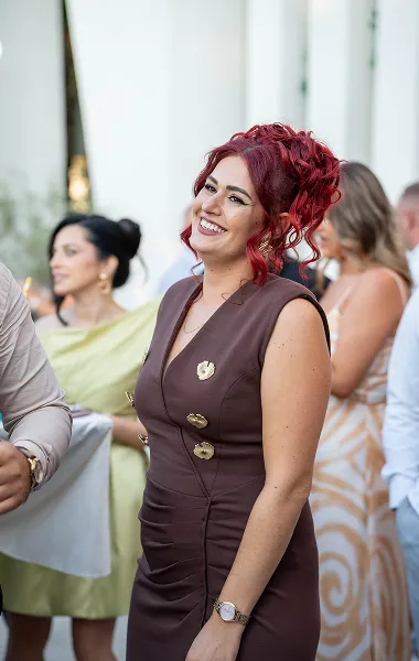 Žena nasmejana na svečanosti u tamnocrvenoj haljini – event portret – Fotograf Mihajlo – Leskovac