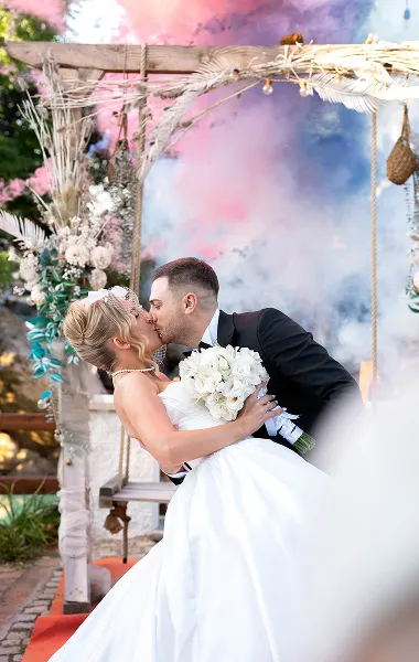 Mladenci plešu među ružičastim cvetnim dekoracijama – romantičan wedding trenutak – Fotograf Mihajlo – Leskovac