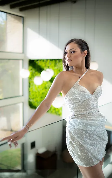 devojka u beloj haljini pozira pored prozora u dnevnom svetlu – bridal portret – Fotograf Mihajlo – Leskovac