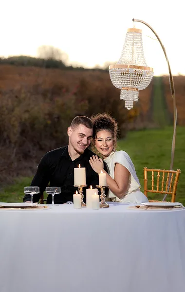 Porodični portret za stolom u prirodi pri zalasku sunca – lifestyle fotografija – Fotograf Mihajlo – Leskovac