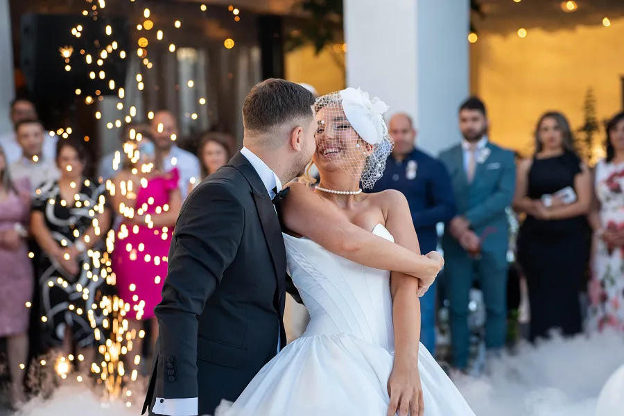 Mladenci u zagrljaju ispred osvetljenog ulaza tokom večeri – romantična wedding fotografija – Fotograf Mihajlo – Leskovac