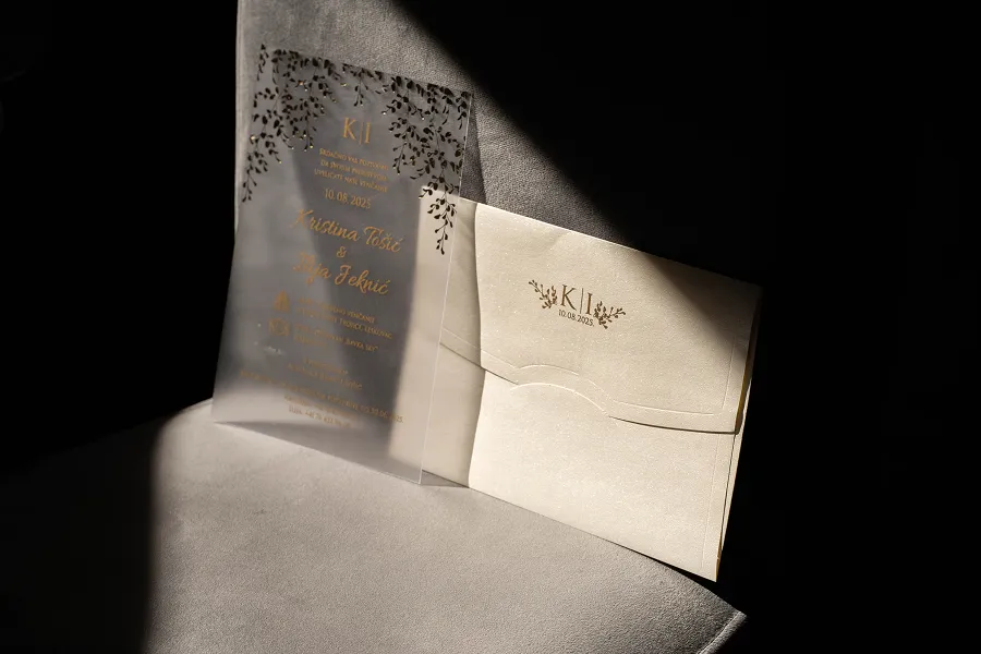 Pozivnica obasjana svetlom na tamnoj pozadini – wedding detalj fotografija – Fotograf Mihajlo