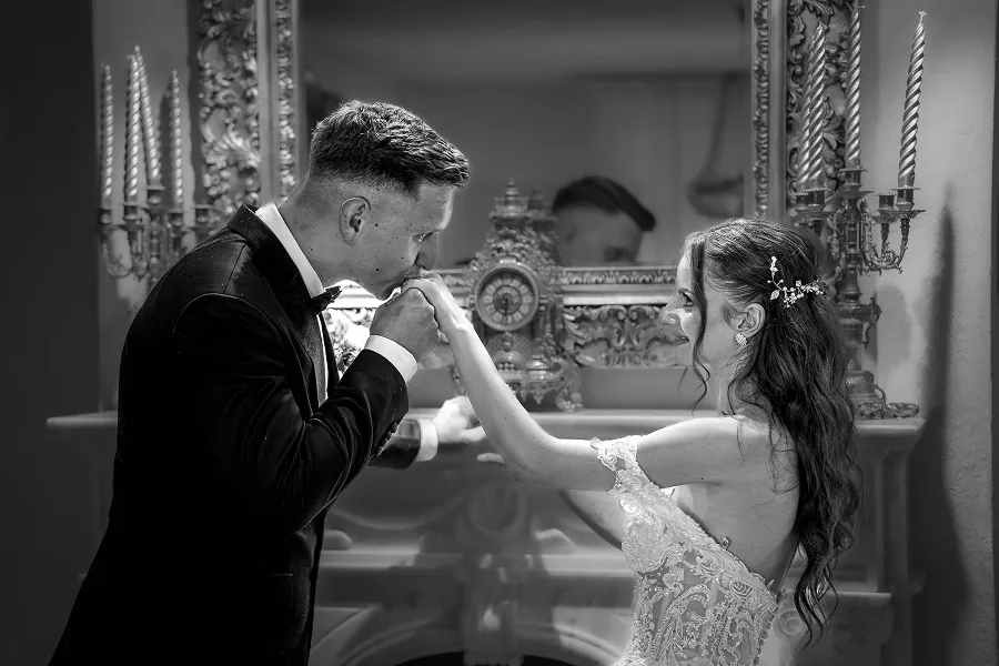 Crno-beli plesni trenutak mladenaca – artistička wedding fotografija – Fotograf Mihajlo – Niš