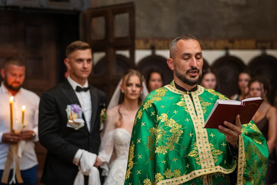 Svečani trenutak tokom crkvene ceremonije sa upaljenim svećama – dokumentarna wedding fotografija – Fotograf Mihajlo – Niš
