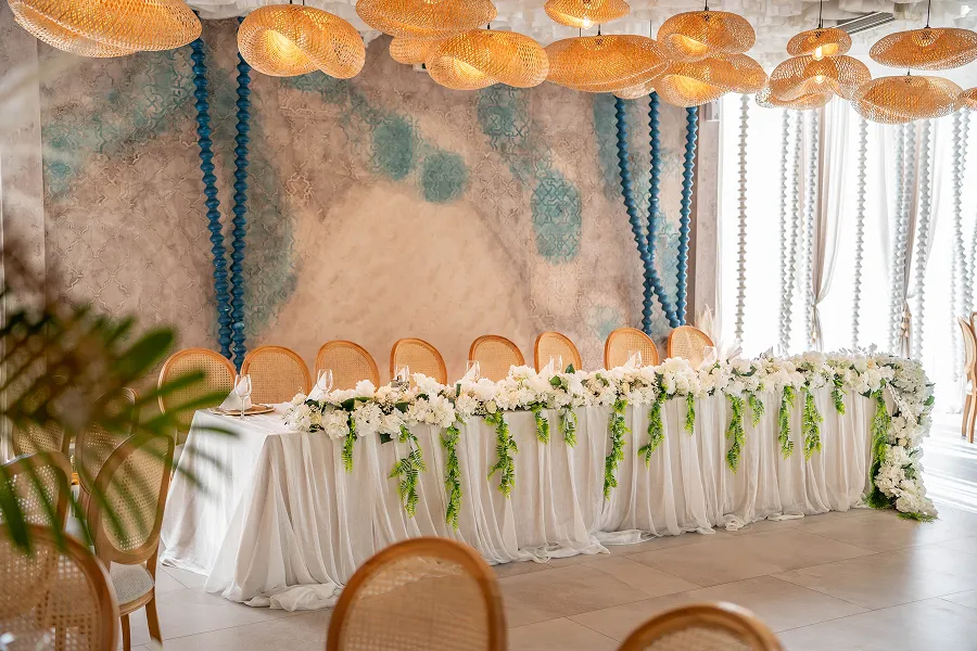 Svečano dekorisana sala sa cvećem i pastelnim tonovima – event enterijer – Fotograf Mihajlo - Niš