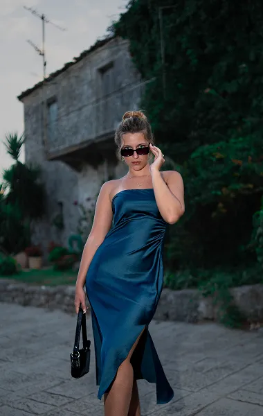 Žena u plavoj haljini pozira uz staru kamenu arhitekturu – fashion outdoor fotografija – Fotograf Mihajlo