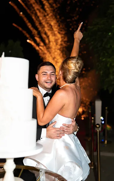 Par tokom svadbene torte i vatrometa – zabavna svečana fotografija – Fotograf Mihajlo – Leskovac