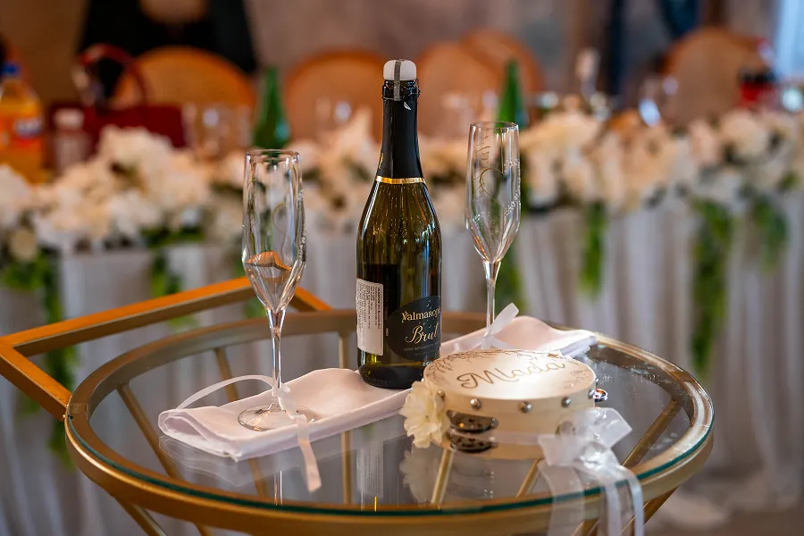 Dekorisan svečani sto sa šampanjcem, čašama i elegantnim aranžmanima – wedding detalj – Fotograf Mihajlo - Leskovac