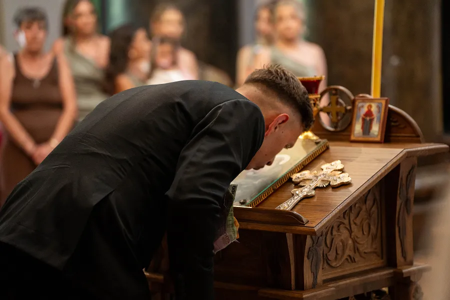 Muškarac ljubi ikonu – Fotograf Mihajlo – Niš