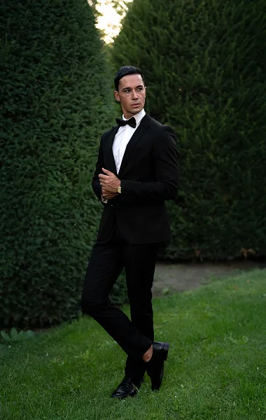 Muški portret u elegantnom odelu ispred urednog zelenog parka – formalna portretna fotografija – Fotograf Mihajlo – Niš