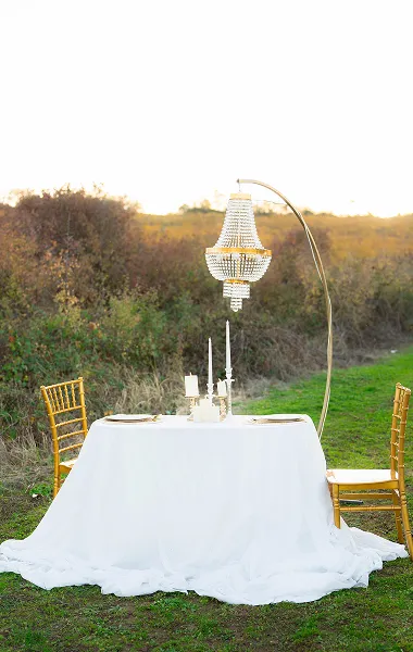 Sto na otvorenom sa belim stolnjakom i cvetnim aranžmanom – wedding dekor detalj – Fotograf Mihajlo - Leskovac