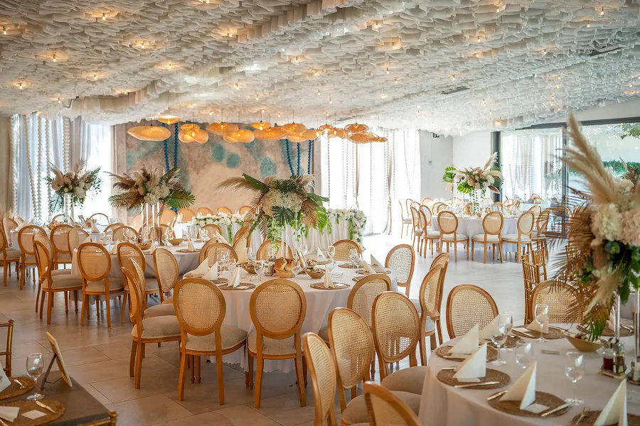 Elegantno dekorisana sala za svečanosti sa visećim svetlima – event i venue fotografija – Fotograf Mihajlo