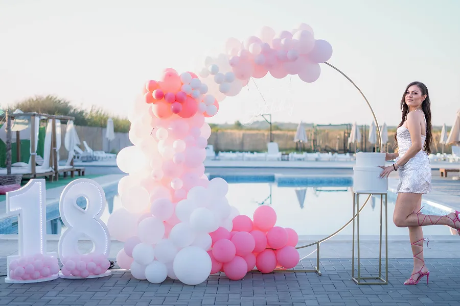 Devojka pozira pored balona u pastelno roze tonovima na 18. rodjendanu – svečana i kreativna fotografija – Fotograf Mihajlo – Leskovac