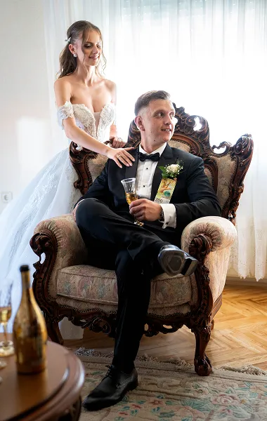 Porodični portret u elegantno uređenoj sobi – dokumentarna lifestyle fotografija – Fotograf Mihajlo - Niš