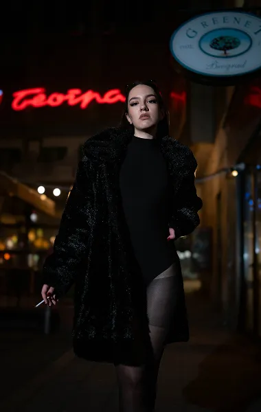 Noćni modni portret žene u crnoj odevnoj kombinaciji u centru grada – Fotograf Mihajlo 