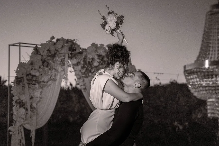 Crno-bela fotografija para u zagrljaju pored kamene litice – artistički portret – Fotograf Mihajlo - Leskovac