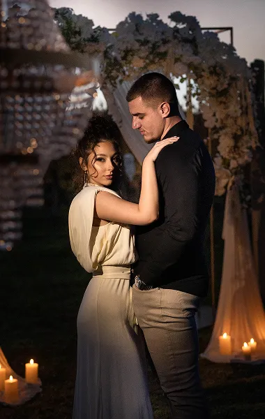 Par u zagrljaju uz toplo ambijentalno svetlo – romantična portretna fotografija – Fotograf Mihajlo – Leskovac