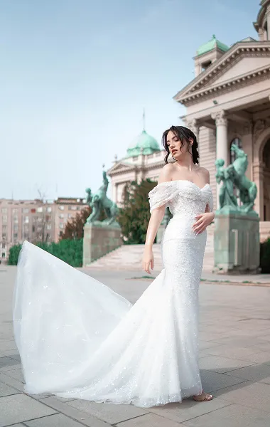 Mlada u beloj venčanici ispred istorijske arhitekture – wedding portret – Fotograf Mihajlo 